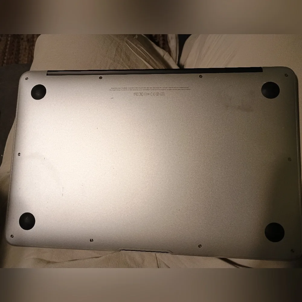 Apple MacBook Air 11-inch, Mid 2012 W/Charging Cord